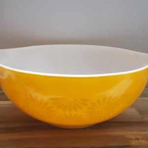 Pyrex Daisy Cinderella Bowl 444 - 4 Quart